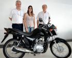 José Cláudio Beltram – Presidente da Acil e Sebastião Marcelino Corteze representando a Acil entregam a moto Honda CG 1