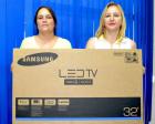 Denise Gasparetto Quierelli  representando a Acil entrega a TV LED de 32” para Andrea Maria Antônio  que comprou na Silvia Presentes