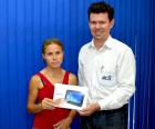 Luiz Roberto R. da Silva representando a Acil entrega o Tablet para Paula Sabrina Silva Meira Stefani  que comprou na Casa Nova