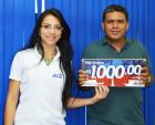 Karen Lima entrega o Vale Compra de R$ 1000,00 para Paulo Henrique Pereira que comprou na Doméstica (Loja 2)