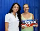 Karen Lima representando a Acil entrega o Vale Compra de R$ 500,00 para Vania Rosa Martins que comprou PS Agrícola